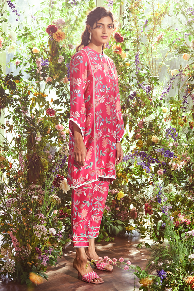 RM-Fuschia big floral printed chanderi kurta. Fuschia big floral printed chanderi pants.